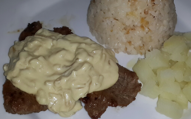 Bife ao molho de mostarda