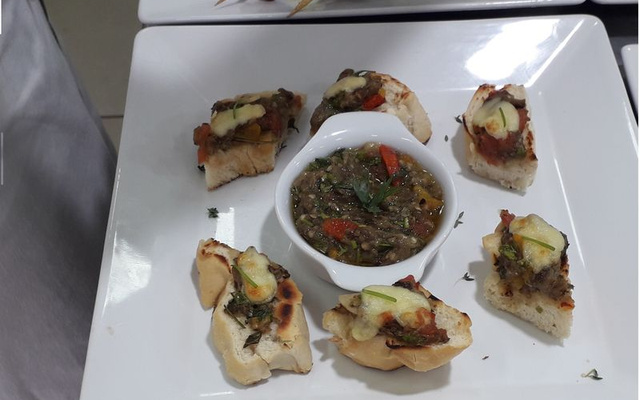Bruschetta com fondue de berinjela com ricota e provolone Président