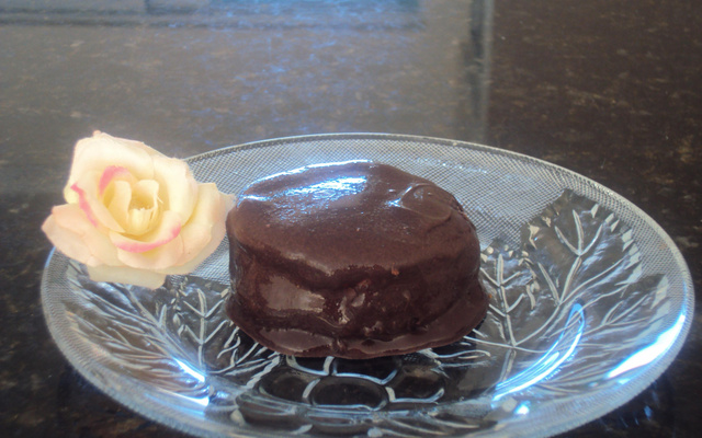 Alfajor de chocolate com recheio de creme de avelã