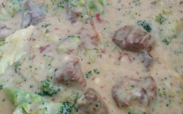 Carne de panela com molho branco e brócolis