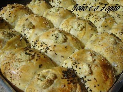 Pão de alho com azeite, azeitonas e gorgonzola