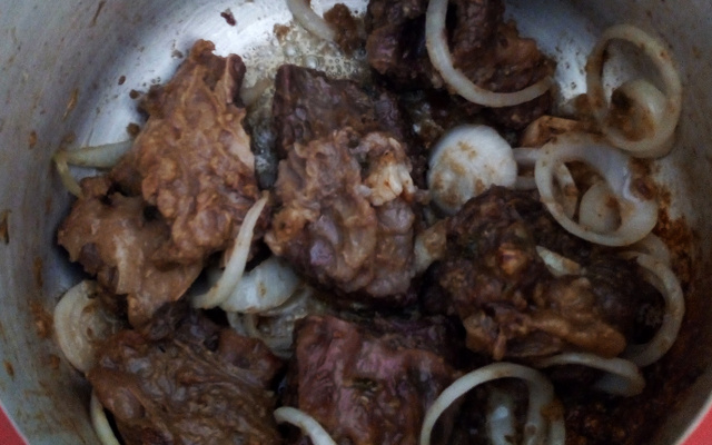 Costela com cebola na pressão