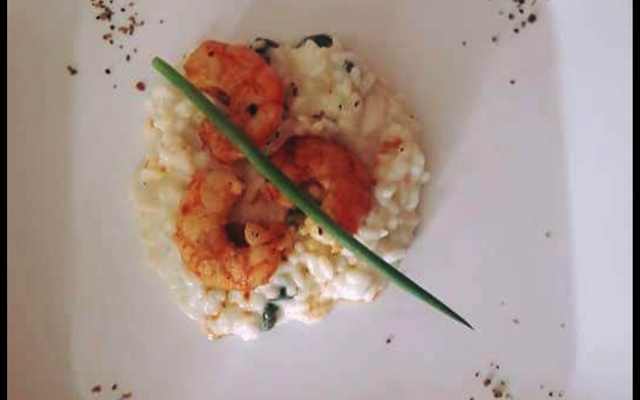 Risoto de espinafre com camarão bêbado