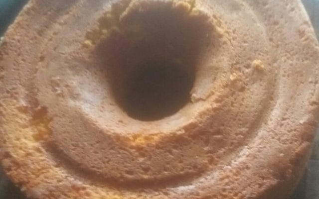Bolo de cenoura com calda de chocolate