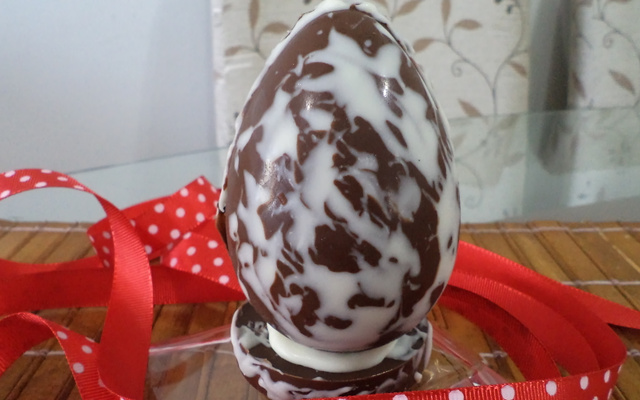 Ovo de páscoa marmorizado