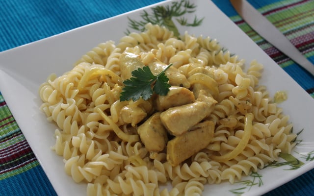 Macarronada ao molho branco com cubos de frango