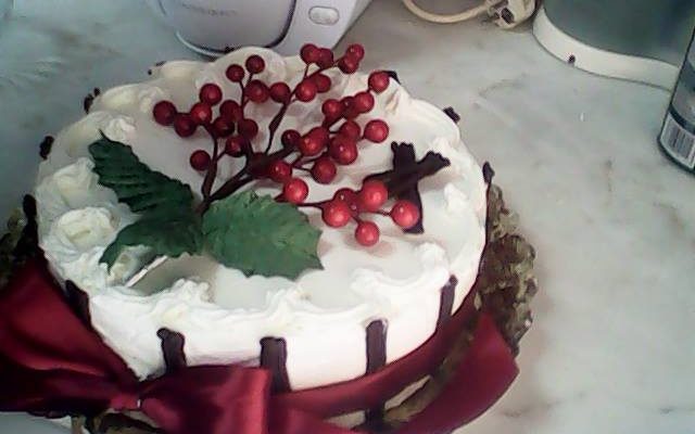 Bolo de chocolate recheado com chantili e doce de morango