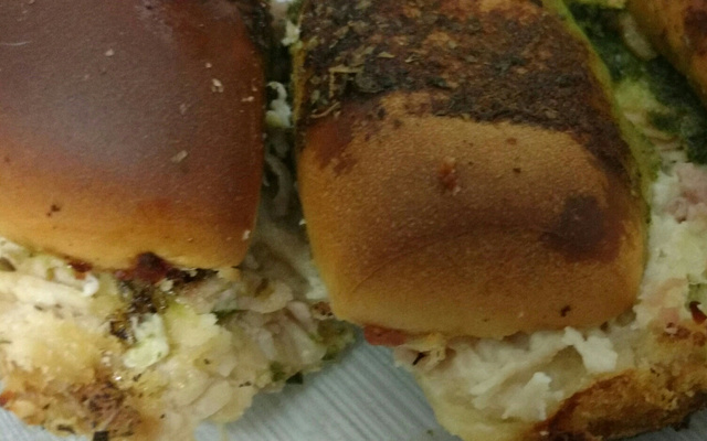 Bisnaguinha de frango com requeijão