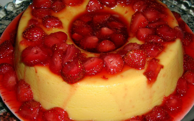 Brigadeirão de chocolate branco com calda de morango