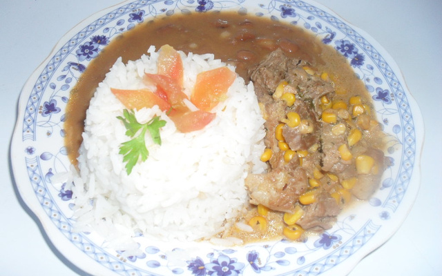 Estrogonofe de lombo com arroz e feijão