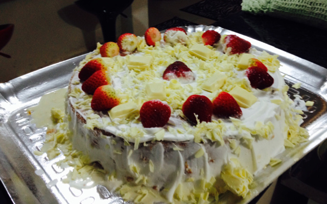 Bolo de leite ninho com chocolate branco