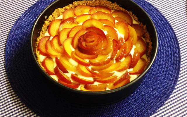 Torta de maçã caramelizada com castanha-do-pará e mousse de leite condensado cozido