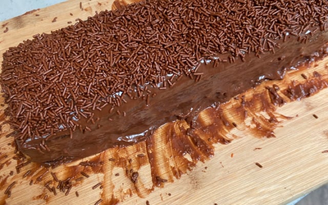 Bolo de chocolate com cobertura