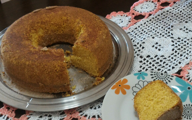 Bolo de fubá com laranja