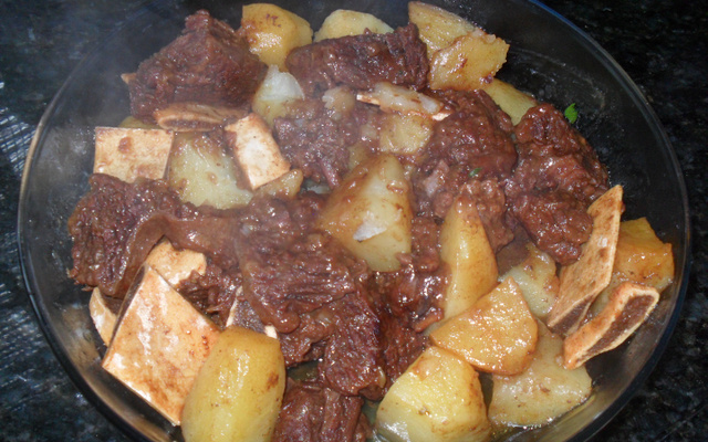 Costela de boi com batatas