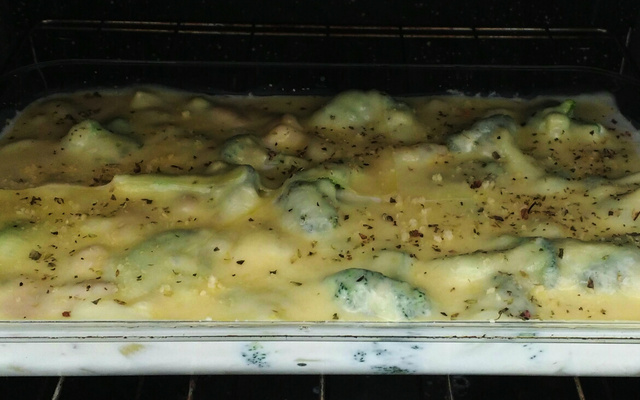 Batata gratinada com brócolis e bacon