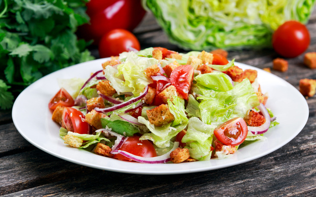 Salada comum com cubos de pão integral