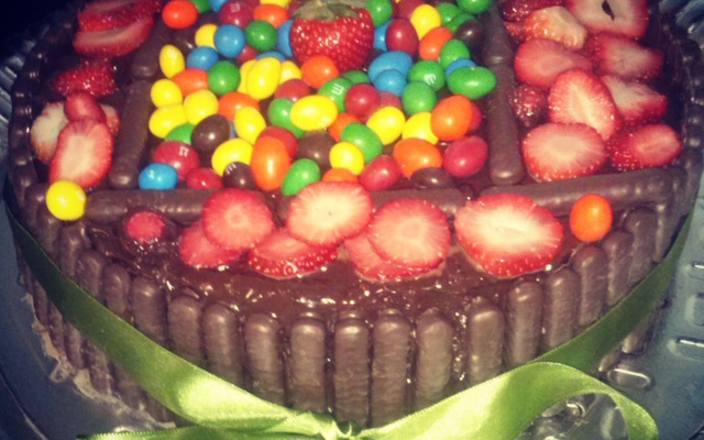 Bolo de chocolate com recheio de morango e palitinhos