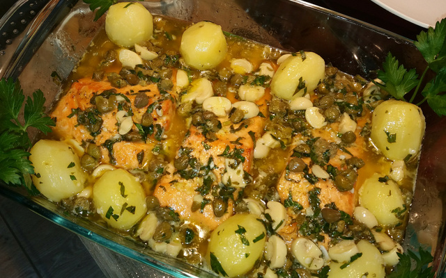 Salmão ao forno com molho de manteiga com alcaparras