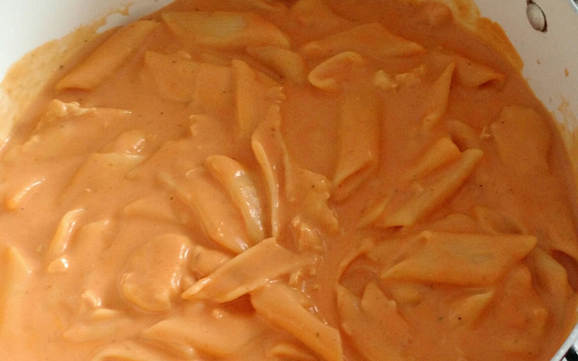 Macarrão com frango na panela de pressão