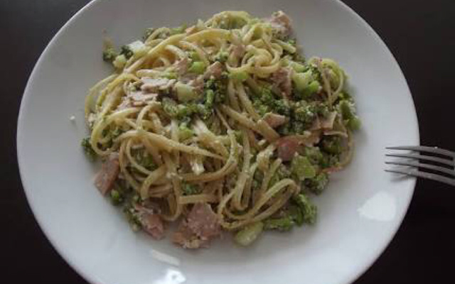 Macarrão de brócolis e Bacon com Molho Branco