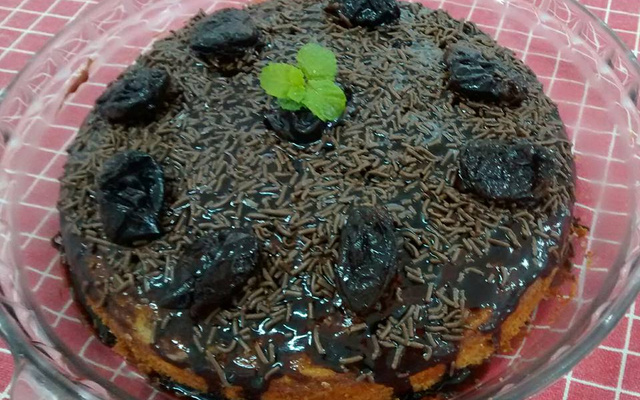 Bolo de banana com ameixa e cobertura de chocolate