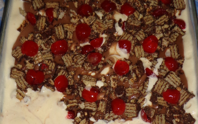 Sobremesa de sorvete com chocolate