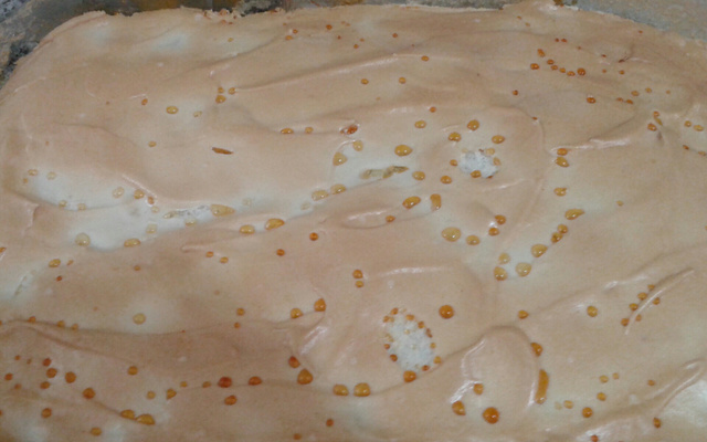 Chico balanceado com banana