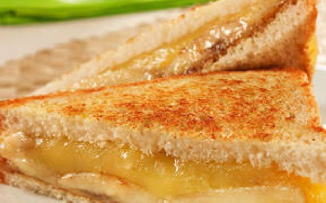 Sanduíche de banana com canela