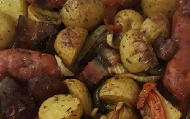 Linguiça toscana com batata gratinada no forno