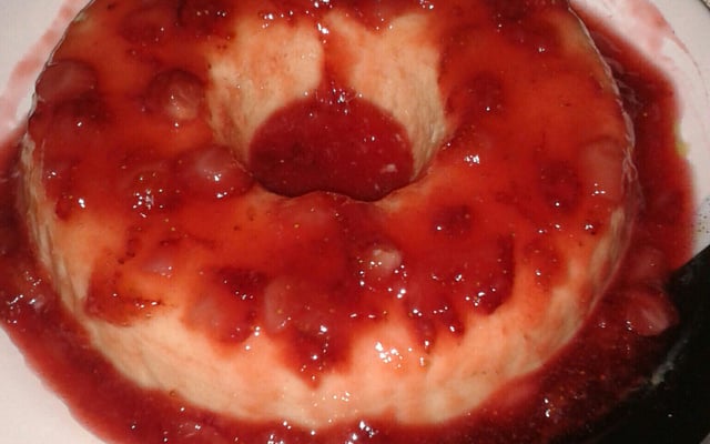 Pudim de chocolate branco com calda de morango