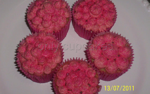 Cupcakes de frutas vermelhas cobertos com chantilly de morango