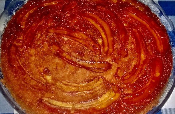 Bolo invertido de banana caramelada de liquidificador