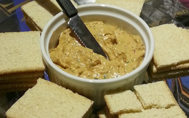 Pasta de queijo minas, tomate seco e manjericão
