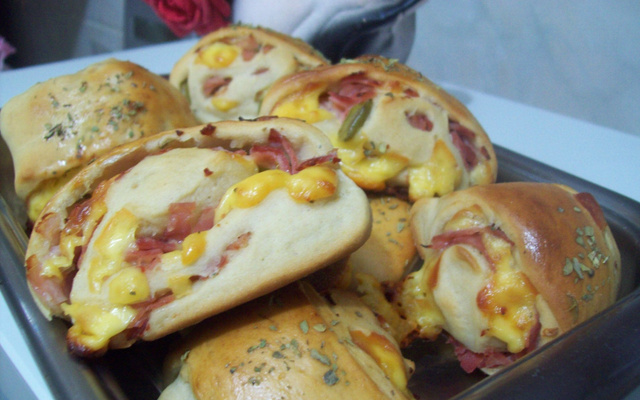 Pãezinhos de presunto e queijo