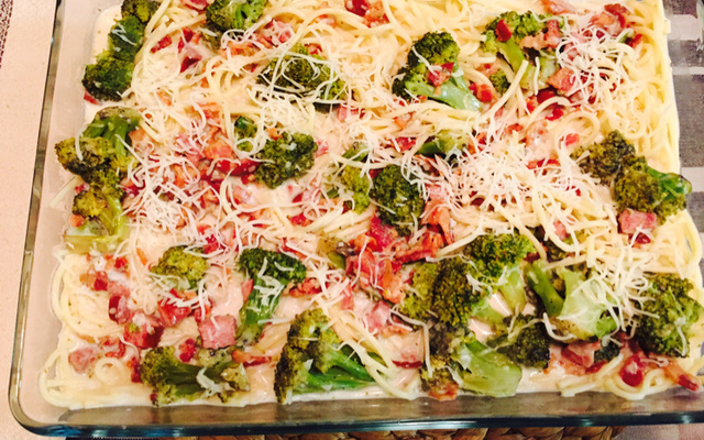 Macarrão com brócolis e creme branco