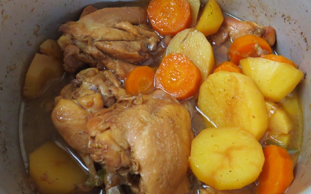 Frango com cenoura e batata na pressão
