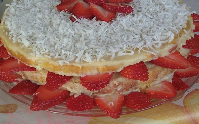 Naked cake de morango e doce de leite (Pâns)