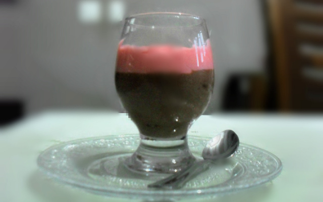 Creme sensação morango com chocolate