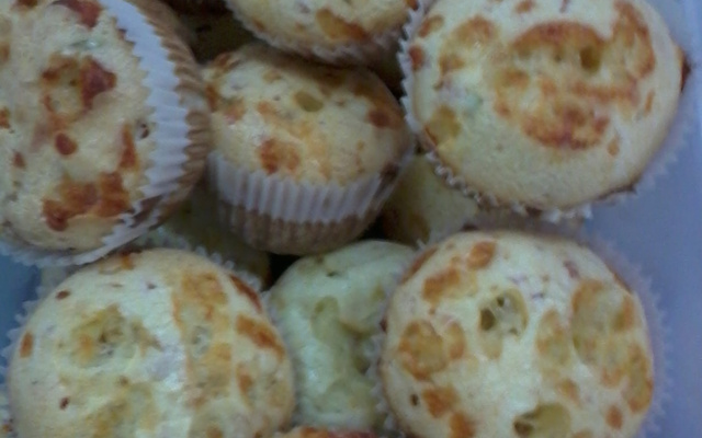 Pão de queijo de liquidificador com calabresa