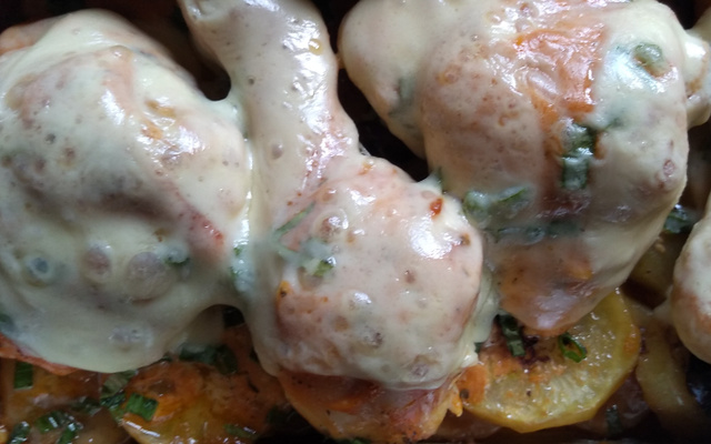 Coxa e sobrecoxa assada com molho de maionese