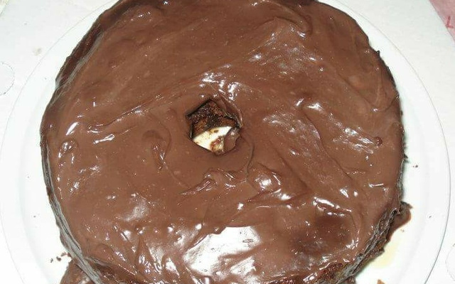 Bolo de chocolate e calda de chocolate