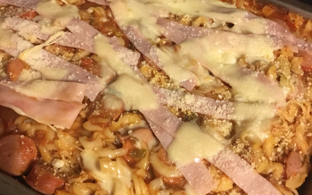 Macaronada ao molho de hot-dog no forno