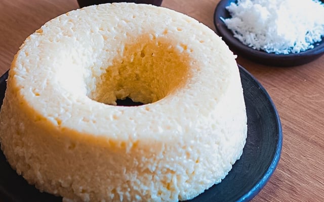 Bolo podre de tapioca gelado com cobertura diferente de doce de bacuri e coco ralado