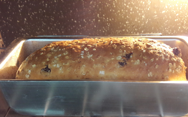 Pão de aveia, quinoa e uvas passas