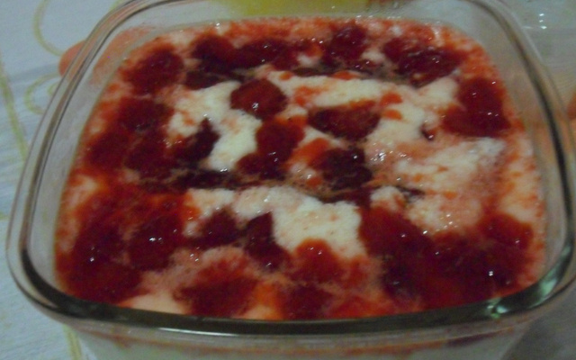 Creme de iogurte com calda de morango