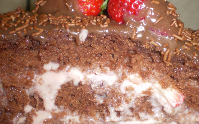 Bolo de chocolate com morango