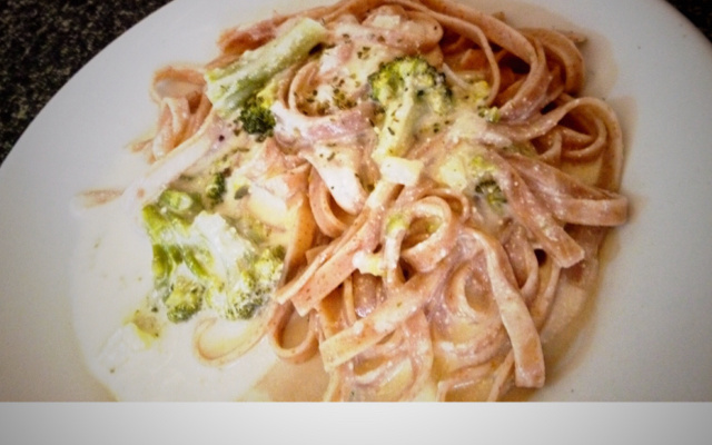 Macarrão integral com brócolis