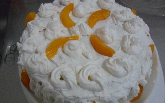 Bolo recheado com pêssego