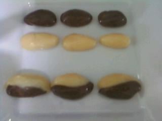 Brigadeiro preto com brigadeiro de maracujá